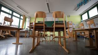 Ein leeres Klassenzimmer - durch den Lehermangel, so befürchten einige, wird viel Unterricht ausfallen (Foto: picture alliance/dpa | Sebastian Gollnow)