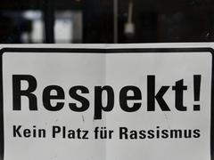 Symbolbild Thema Rassismus: Ein Schild mit der Aufschrift "Respekt! Kein Platz für Rassismus" (Foto: picture alliance / Frank May)