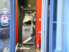 Ein gesprengter Geldautomat in einem Bankgebäude (Foto: picture alliance/dpa/René Priebe | René Priebe)