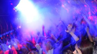 Menschen feiern auf der Tanzfläche in einer Discothek (Foto: picture alliance / dpa | Franziska Kraufmann)
