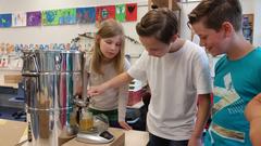 Projekt Bienen machen Schule: Honig-Abfüllung in der Grundschule Scheidt (Foto: SR 1 / Barbara Zeidler)