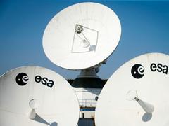 Satellitenschüssel mit ESA-Logo (Foto: dpa)