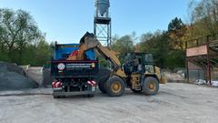 Ein Bagger der LKS Lautzkirchener Sand- und Natursteinwerke GmbH in Blieskastel lädt Sand auf einen Lastwagen. (Foto: SR/Christian Job)