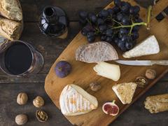Französischer Käse und Wein (Foto: Imago)