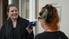 Auf den Südwestdeutschen Medientagen in Klingenmünster: Reporterin Nicole Pusch und eine Teilnehmerin (Foto: (SR 2/Thomas Bimesdörfer))