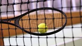 Nahaufnahme von einem Tennisschläger mit Ball in einer Tennishalle. (Foto: IMAGO / U. J. Alexander)