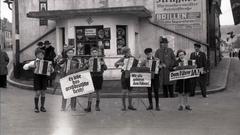 Kinder musizieren auf der Straße und werben mit nationalsozialistischen Parolen. (Foto: Landesarchiv des Saarlandes/Julius Walter, Dudweiler)