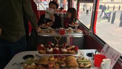 Mit Tee und Häppchen auf Stadtrundfahrt: Londons Afternoon Tea Bus (Foto: Carsten Heider)