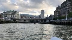 Die Brücke „Puente del Arenal“, Theater und Altstadt von Bilbao (Foto: Heike Bredol)