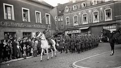Soldaten märschieren durch eine Stadt (Foto: Landesarchiv des Saarlandes/Julius Walter, Dudweiler)