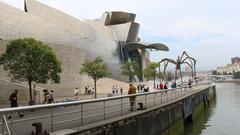 Das Guggenheim-Museum mit dem Kunstwerk „Maman“ der Künstlerin Luise Bourgeois (Foto: Heike Bredol)