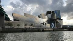 Guggenheim-Museum vom Wasser aus (Foto: Heike Bredol)