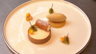 Kreation vom Sternekoch. Mispelgelee mit Ziegenfrischkäse im Baumkuchen, dazu Mispelsorbet (Foto: SR)