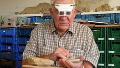 Ernst Jeanrond mit Krebsfossil. (Foto: Maria C. Schmitt)