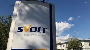 Schild mit dem Logo der Firma SVolt (Foto: Niklas Resch/SR)