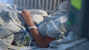 Eine ältere Frau liegt in einem Krankenhausbett. (Foto: picture alliance / Britta Pedersen/dpa-Zentralbild/dpa | Britta Pedersen)
