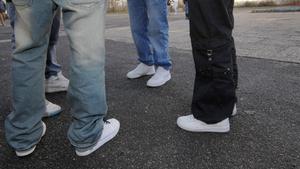 Mehrere Jugendliche stehen zusammen. (Foto: dpa/Armin Weigel)