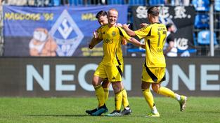 Die Spieler des 1. FC Saarbrücken bejubeln das 1:0 gegen Mannheim.  (Foto: IMAGO / foto2press)