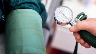 Ein Arzt misst den Blutdruck einer Patientin (Foto: dpa / Hauke-Christian Dittrich)