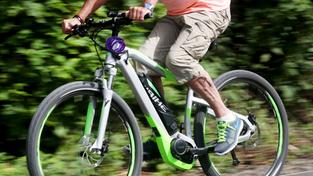 Ein Mann auf einem Ebike (Foto: dpa)