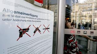 Basel: Zoll stellt gefährliche Waffen sicher: Elektroschocker als  Taschenlampen getarnt