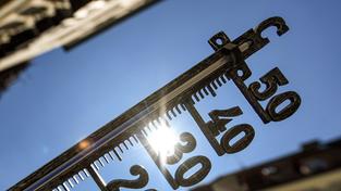 Ein Thermometer zeigt in der Innenstadt knapp 35 Grad (Foto: picture alliance/dpa | Patrick Seeger)