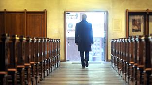 Symbolbild: Ein Mann verlässt eine Kirche (Foto: dpa / picture alliance / Ingo Wagner)