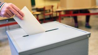 Ein Mann wirft seinen Stimmzettel in eine Wahlurne. (Foto: picture alliance/Silas Stein/dpa)