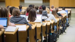 Studierende sitzen mit Laptops an der Universität in einer Vorlesung. (Foto: picture alliance/dpa | Sebastian Gollnow)
