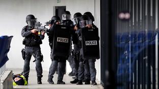Französische Polizeikräfte bei einer Anti-Terrorübung in einem Fußballstadion (Foto: picture alliance/dpa | Christophe Ena)
