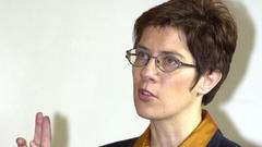 Annegret Kramp-Karrenbauer während ihrer Vereidigung zur ersten Innenministerin eines deutschen Bundeslandes im Landtag des Saarlandes. Saarbrücken, 13. Dezember 2000 (Foto: Werner Baum / picture alliance / dpa)