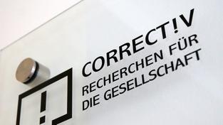 Firmenschild des Recherchebüros Correctiv (Foto: Roland Weihrauch/dpa)
