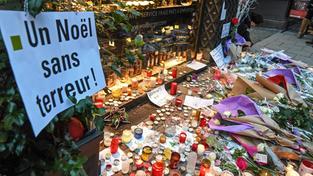 Blumen, Kerzen und Trauerkarten liegen nahe am Straßburger Münster nach dem Terroranschlag auf den Weihnachtsmarkt. (Foto: picture alliance/dpa/AP)