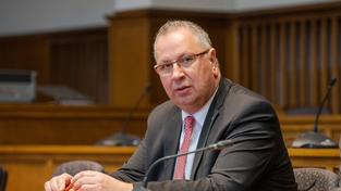 Der Homburger Oberbürgermeister Rüdiger Schneidewind (SPD) sitzt vor Beginn des Prozesses wegen Untreue im Landgericht.  (Foto: dpa/Oliver Dietze)