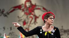 Annegret Kramp-Karrenbauer steht vor dem Narrengericht in Stockach (Foto: picture alliance/Patrick Seeger/dpa)