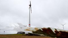 Rheinland-Pfalz, Hahnweiler: Der abgebrochene Flügel eines Windrades ist während des Sturmtiefs Bennet auf dem Boden zu sehen.  (Foto: picture alliance/Thomas Frey/dpa)