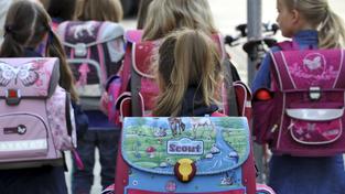 Schulkinder mit Ranzen (Foto: picture alliance/Frank Leonhardt/dpa)