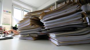 Akten liegen auf einem Tisch. (Foto: picture alliance/dpa | Bernd Weissbrod)