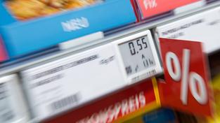 Preisschild in einem Supermarktregal (Foto: picture alliance/Marius Becker/dpa)