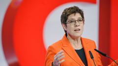 Annegret Kramp-Karrenbauer spricht die Schlussworte beim 32. CDU-Bundesparteitag (Foto: picture alliance/Michael Kappeler/dpa)