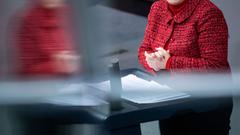 Der Bildausschnitt zeigt eine Politikerin am Renderpult (Foto: picture alliance/Bernd von Jutrczenka/dpa)
