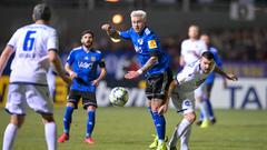 Saarbrückens Steven Zellner (l) und der Karlsruher Jerome Gondorf schauen dem Ball nach. (Foto: picture alliance/Oliver Dietze/dpa)