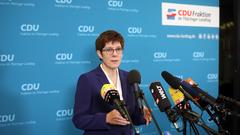 Annegret Kramp-Karrenbauer reagiert auf die Ministerpäsidentenwahl in Thüringen (Foto: picture alliance/Bodo Schackow/dpa Zentralbild/dpa)