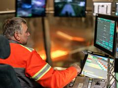 Steuerstand im Walzwerk, ein Techniker überwacht die Stahlproduktion auf Bildschirmen (Foto: Dillinger )
