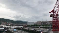 Die frühere Werft von Bilbao. Im Hintergrund Zorrozaurre, ein von Saha Hadid geplantes Viertel. (Foto: Heike Bredol)