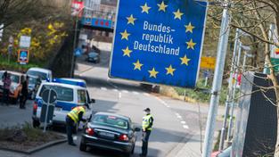 Beamte der Bundespolizei kontrollieren ein französisches Fahrzeug, das vom französischen Petite-Rosselle ins saarländische Großrosseln fahren will. (Foto: picture alliance/Oliver Dietze/dpa)