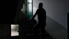Ein Mann steht in einem dunklen Treppenhaus (Foto: picture alliance/Monika Skolimowska/zb/dpa)