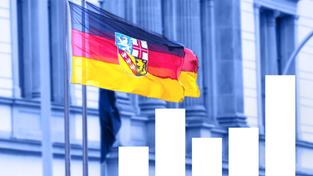 Bildmontage zum Saarlandtrend: Sybolische Umfrage-Balkengrafik vor einer wehenden Flagge des Saarlandes vor dem Landtag (Foto: picture alliance/Oliver Dietze/dpa, SR/Knöbber)