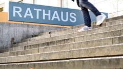 Ein Schild mit der Aufschrift «Rathaus» steht an einer Treppe (Foto: picture alliance/Sebastian Gollnow/dpa)