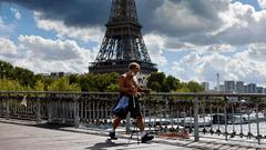 Ein Passant mit Mundschutzmaske auf dem Weg zum Pariser Eiffelturm (Foto: picture alliance/Thomas Coex/AFP/dpa)